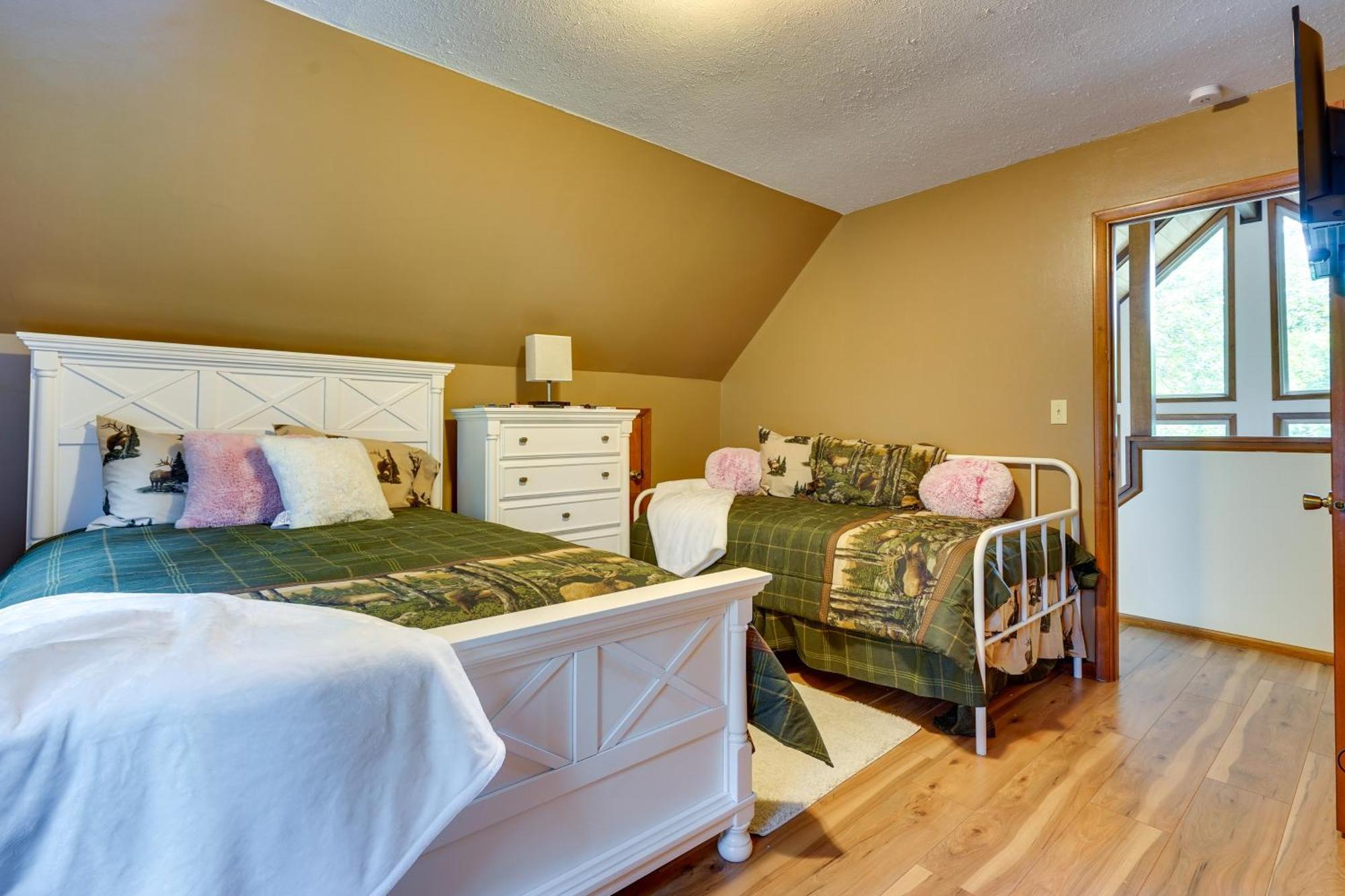 Howard Cabin Rental About 3 Mi To Apple Valley Lake! Mount Vernon Exteriör bild